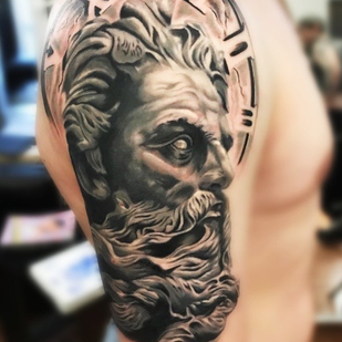 Männlich Schwarz und Grau Realismus tattoo auf Schulter #82627 | Tattoo Artist Aleksey Shitov