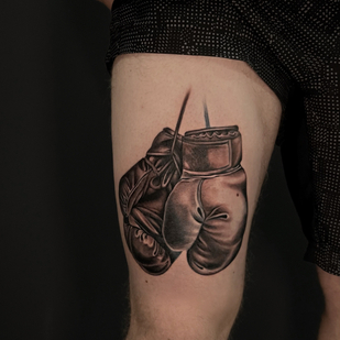 Männlich Schwarz Realismus tattoo auf Oberschenkel #82639 | Tattoo Artist Aleksey Shitov