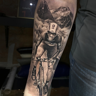 Männlich Schwarz Realismus tattoo auf Unterarm #82642 | Tattoo Artist Aleksey Shitov