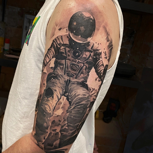 Männlich Schwarz Realismus tattoo auf Schulter #82643 | Tattoo Artist Aleksey Shitov