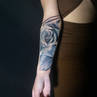 Weiblich Schwarz und Grau Realismus tattoo auf Unterarm #82696 | Tattoo Artist Aleksey Shitov