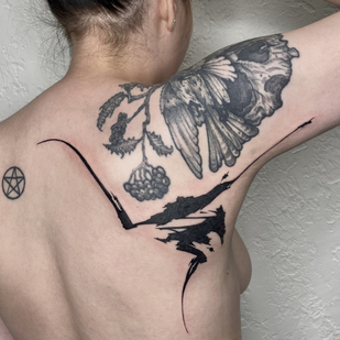Weiblich Schwarz Abstrakt tattoo auf Rücken #82892 | Tattoo Artist Mary Nepostaeva