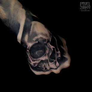 Weiblich Schwarz und Grau Horror tattoo auf Handfläche #83002 | Tattoo Artist Pavel Zubkov