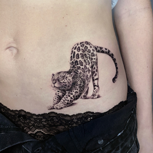 Weiblich Schwarz und Grau Mikrorealismus tattoo auf Bauch #83043 | Tattoo Artist Victoria Maslova