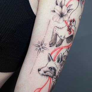 Weiblich Schwarz Grafik tattoo auf Schulter #83047 | Tattoo Artist Victoria Maslova