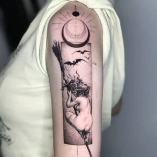 Weiblich Schwarz und Grau Mikrorealismus tattoo auf Schulter #83086 | Tattoo Artist Victoria Maslova