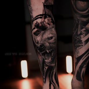 Männlich Schwarz und Grau Realismus tattoo auf Schienbein #83340 | Tattoo Artist Aleksey Titov