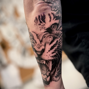Weiblich Schwarz und Grau  tattoo auf Unterarm #88377 | Tattoo Artist Brian Pardy