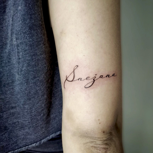 Weiblich Schwarz Kalligrafie tattoo auf Schulter #83930 | Tattoo Artist Dracoliss.ink