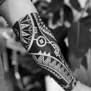 Männlich Farbe Polynesisch tattoo auf Unterarm #84379 | Tattoo Artist Maxim Desnev
