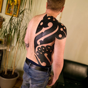 Männlich Schwarz Autorenstil tattoo auf Rücken #84384 | Tattoo Artist Maxim Desnev