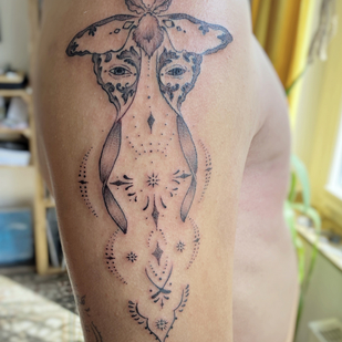 Männlich Schwarz und Grau Ornamental tattoo auf Schulter #85742 | Tattoo Artist May