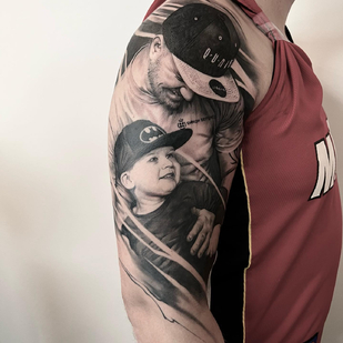 Männlich Schwarz und Grau Realismus tattoo auf Schulter #86071 | Tattoo Artist Michelle Vestergård Andersen