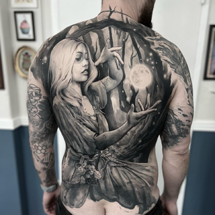 Männlich Schwarz und Grau Realismus tattoo auf Rücken #86068 | Tattoo Artist Michelle Vestergård Andersen