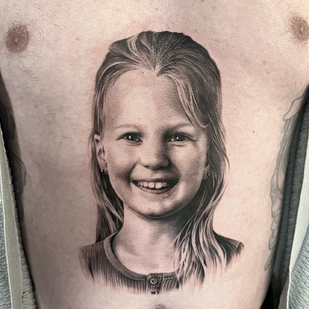 Männlich Schwarz und Grau Porträt tattoo auf Bauch #86072 | Tattoo Artist Michelle Vestergård Andersen