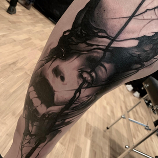 Weiblich Schwarz und Grau Horror tattoo auf Oberschenkel #86076 | Tattoo Artist Michelle Vestergård Andersen