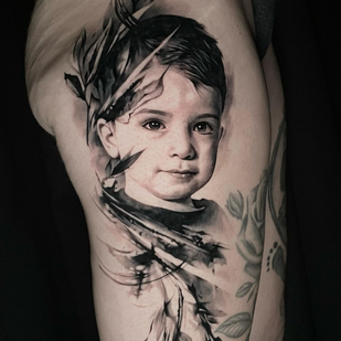 Weiblich Schwarz und Grau Realismus tattoo auf Oberschenkel #86079 | Tattoo Artist Michelle Vestergård Andersen