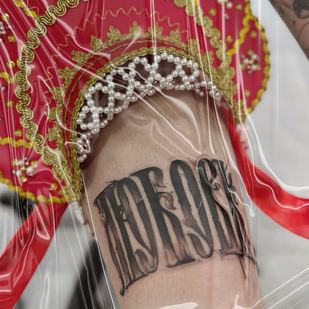 Weiblich Schwarz Kalligrafie tattoo auf Oberschenkel #87711 | Tattoo Artist PINKA