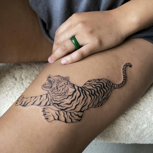Weiblich Schwarz Fineline tattoo auf Oberschenkel #85774 | Tattoo Artist Saskia Patrice