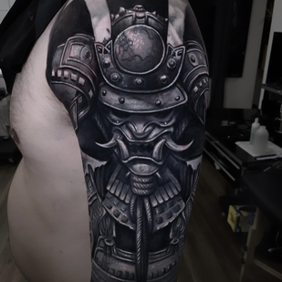 Männlich Schwarz und Grau Realismus tattoo auf Schulter #86260 | Tattoo Artist Tomek Glinski