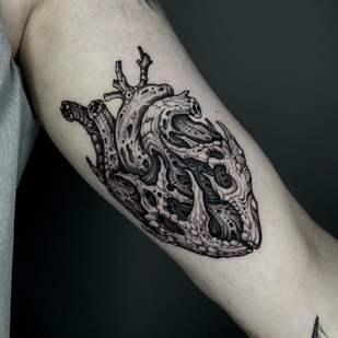 Männlich Schwarz Grafik tattoo auf Schulter #86328 | Tattoo Artist Aleksandr Shkuratov