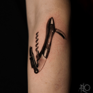 Männlich Schwarz und Grau Realismus tattoo auf Unterarm #86206 | Tattoo Artist Anastasiya Yusupova CAT_KABUKI