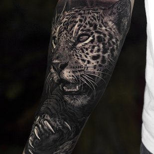 Männlich Schwarz und Grau Realismus tattoo auf Unterarm #84254 | Tattoo Artist Andrey Indigo