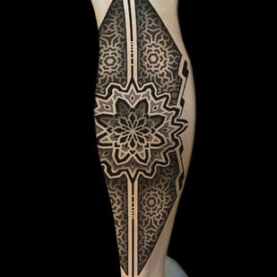 Männlich Schwarz und Grau Dotwork tattoo auf Schienbein #84396 | Tattoo Artist Ioann Leo ( LEO-VAN )