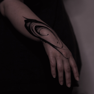 Weiblich Schwarz und Grau Abstrakt tattoo auf Handfläche #88337 | Tattoo Artist Lida