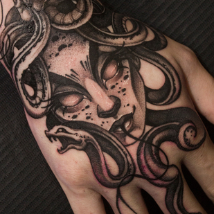 Männlich Schwarz Grafik tattoo auf Handfläche #85247 | Tattoo Artist Marusya