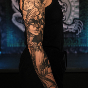 Weiblich Schwarz Grafik tattoo auf Ärmel #85254 | Tattoo Artist Marusya