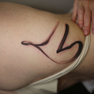 Weiblich Schwarz Abstrakt tattoo auf Oberschenkel #84498 | Tattoo Artist Menshikova Katerina