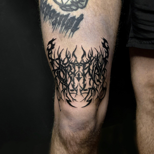 Männlich Schwarz Lettering tattoo auf Oberschenkel #85469 | Tattoo Artist Nikita Kasatkin