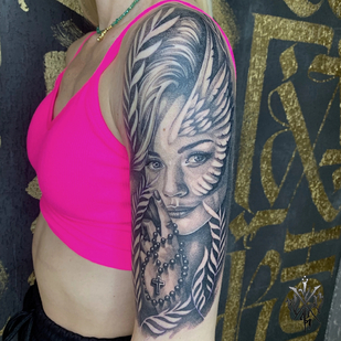 Weiblich Schwarz und Grau Realismus tattoo auf Schulter #88209 | Tattoo Artist Nikolay Kombarov