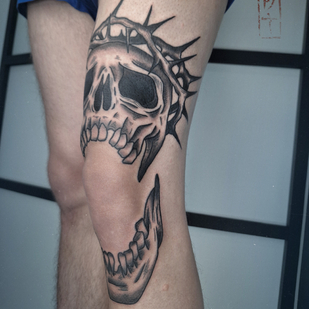 Männlich Schwarz Grafik tattoo auf Bein #86186 | Tattoo Artist Roma Dober