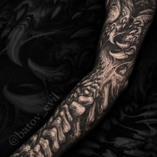Männlich Schwarz und Grau Bio-organisch tattoo auf Ärmel #90939 | Tattoo Artist Sergey Batov