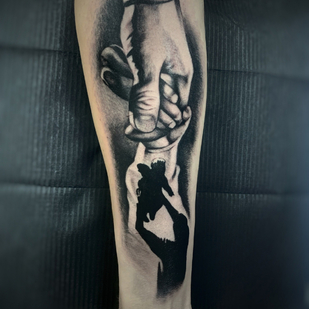 Männlich Schwarz und Grau Realismus tattoo auf Unterarm #86310 | Tattoo Artist Ulya Aubhoov