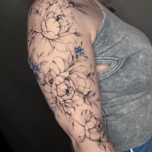 Weiblich Schwarz Fineline tattoo auf Schulter #87630 | Tattoo Artist Victoria Maslova