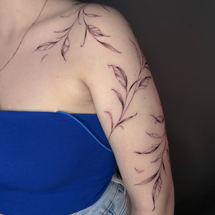 Weiblich Schwarz Fineline tattoo auf Schulter #87643 | Tattoo Artist Victoria Maslova