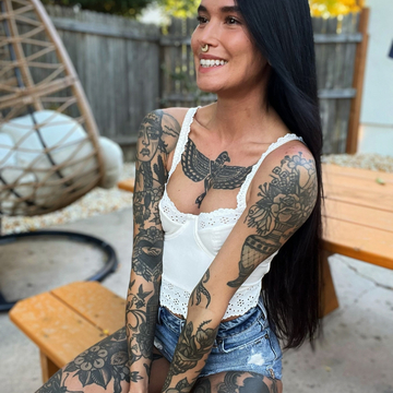 Die amerikanische Tattoo-Model Peach Fuzz mit einzigartiger indigener Schönheit