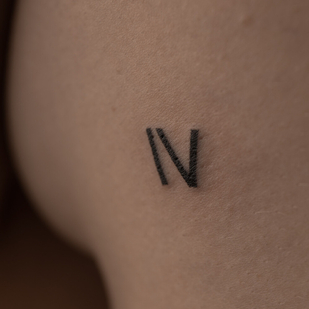 Weiblich Schwarz Minimalismus tattoo auf Seite #96928 | Tattoo Artist Sergeeva Tattoo