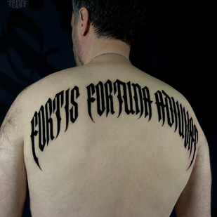 Männlich Schwarz Kalligrafie tattoo auf Rücken #94456 | Tattoo Artist Perforator Tattoo Studio