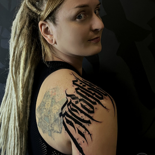 Weiblich Schwarz Kalligrafie tattoo auf Schulter #95701 | Tattoo Artist Perforator Tattoo Studio