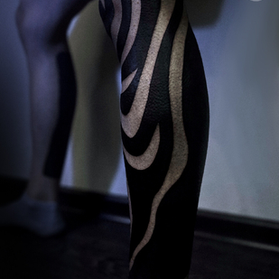 Männlich Schwarz Blackwork tattoo auf Bein #96020 | Tattoo Artist Perforator Tattoo Studio