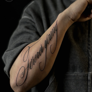 Männlich Schwarz Lettering tattoo auf Unterarm #102879 | Tattoo Artist Perforator Tattoo Studio