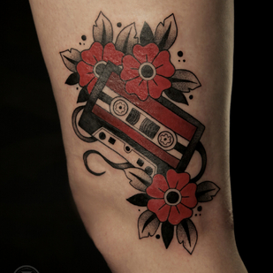 Weiblich Farbe Traditionell tattoo auf Oberschenkel #102881 | Tattoo Artist Perforator Tattoo Studio