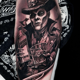 Männlich Schwarz Realismus tattoo auf Schulter #95152 | Tattoo Artist Spray Gun