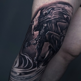 Männlich Schwarz Realismus tattoo auf Bein #95161 | Tattoo Artist Spray Gun