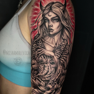 Weiblich Farbe Grafik tattoo auf Schulter #91312 | Tattoo Artist Tattooed