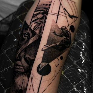 Männlich Schwarz Mikrorealismus tattoo auf Unterarm #91331 | Tattoo Artist Artem Sachko